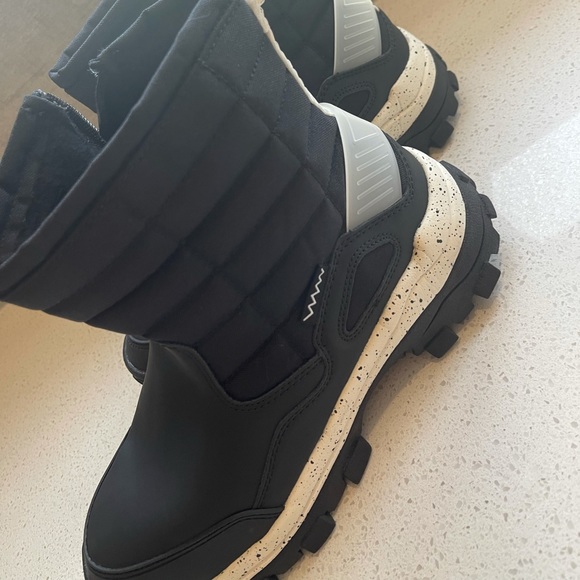 Boys fall boots - brand new with tags! - Picture 3 of 4